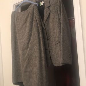 Skirt suit